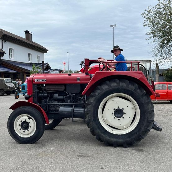 Bild enthält, Tire, Wheel, Tractor, Vehicle, Adult, Male, Man, Person, Car, Motorcycle