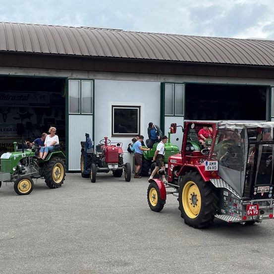Bild enthält, Person, Machine, Wheel, Tire, Hat, Vehicle, Shoe, Car, Truck, Face