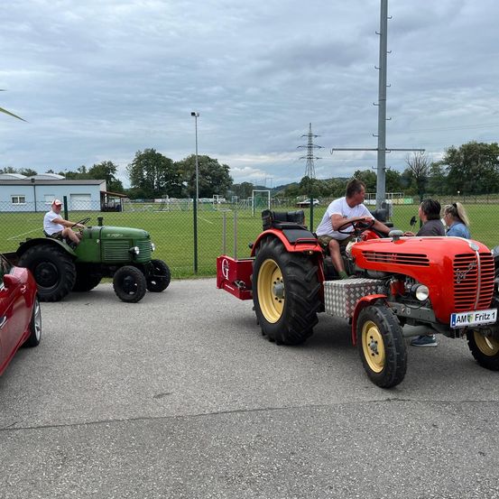 Bild enthält, Adult, Male, Man, Person, Outdoors, Shoe, Wheel, Tractor, Vehicle, Nature