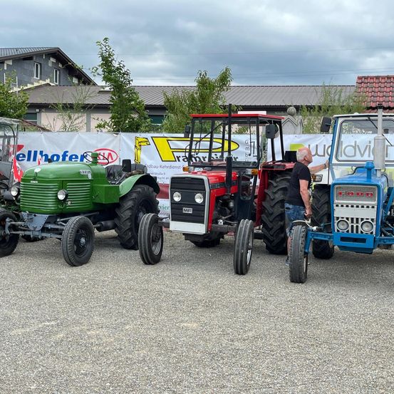 Bild enthält, Shoe, Person, Boy, Child, Male, Tractor, Vehicle, Wheel, Tire, Outdoors
