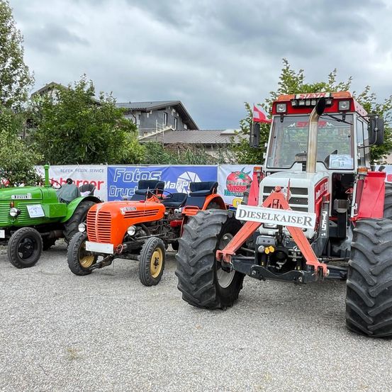 Bild enthält, Machine, Wheel, Tractor, Transportation, Vehicle, Tire, Person, Bicycle, Bulldozer, Outdoors