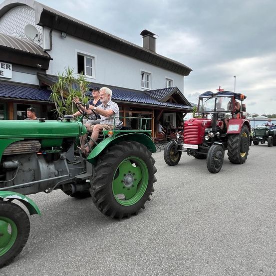 Bild enthält, Tractor, Vehicle, Adult, Male, Man, Person, Wheel, Tire, Hat, Outdoors