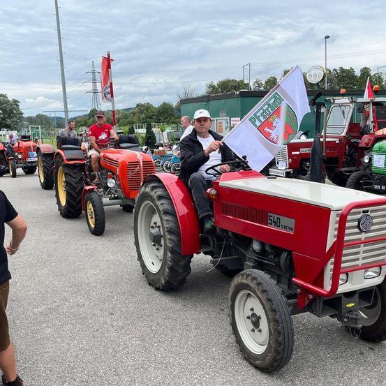 Bild enthält, Adult, Male, Man, Person, Machine, Wheel, Shoe, Tractor, Vehicle, Car