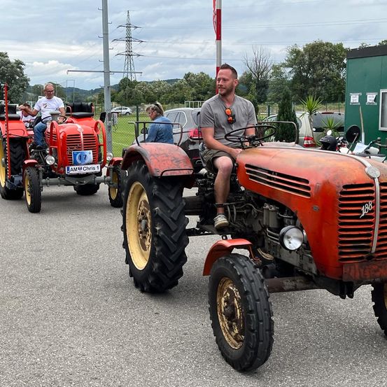 Bild enthält, Tractor, Vehicle, Adult, Male, Man, Person, Machine, Wheel, Face, Tire
