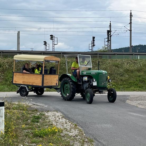 Bild enthält, Nature, Outdoors, Light, Traffic Light, Person, Utility Pole, Car, Vehicle, Machine, Wheel