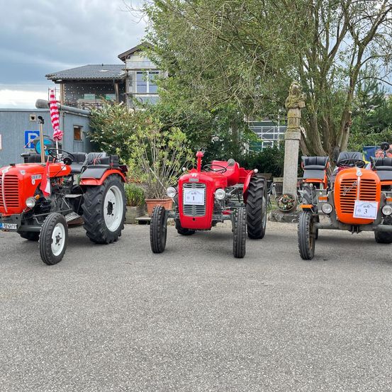 Bild enthält, Tractor, Transportation, Vehicle, Machine, Wheel, Person