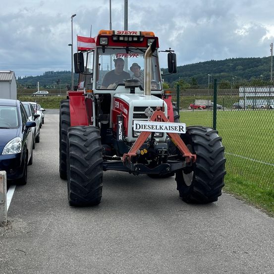 Bild enthält, Tire, Bumper, Transportation, Vehicle, Person, Machine, Wheel, Tractor, Car, Bulldozer