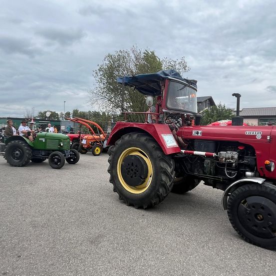 Bild enthält, Tire, Machine, Wheel, Tractor, Transportation, Vehicle, Person, Clothing, Hat, Car
