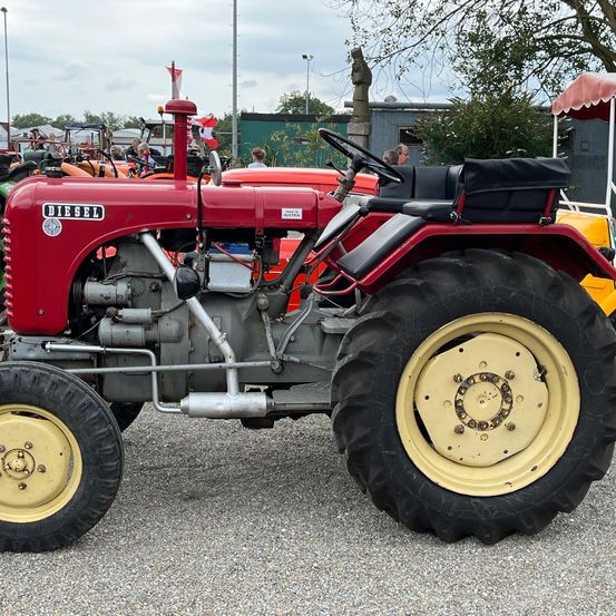 Bild enthält, Machine, Wheel, Tractor, Transportation, Vehicle, Tire, Person, Outdoors