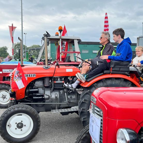 Bild enthält, Wheel, Boy, Child, Male, Person, Adult, Man, Tractor, Vehicle, Shoe