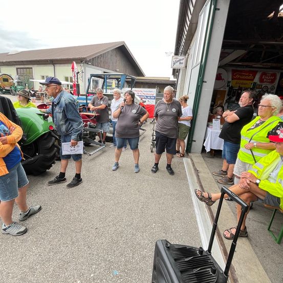 Bild enthält, Urban, People, Person, Adult, Male, Man, Female, Woman, Shorts, Glasses