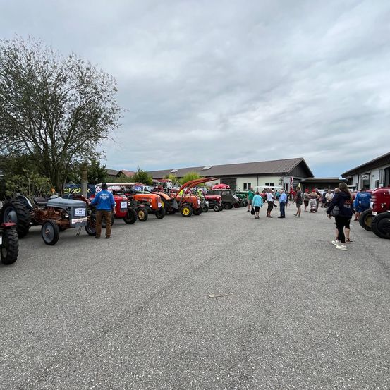 Bild enthält, People, Person, Shoe, Wheel, Urban, Handbag, Truck, Vehicle, Outdoors, Car