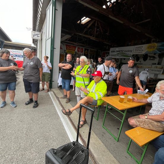 Bild enthält, Adult, Male, Man, Person, Urban, Shorts, Shoe, Face, Jeans, People