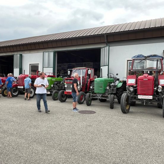 Bild enthält, Person, Footwear, Shoe, Jeans, Pants, Transportation, Vehicle, Shorts, Wheel, Tractor
