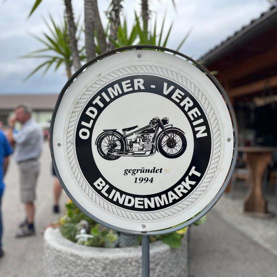 Bild enthält, Photography, Tree, Potted Plant, Person, Portrait, Shoe, Spoke, Alloy Wheel, Adult, Man