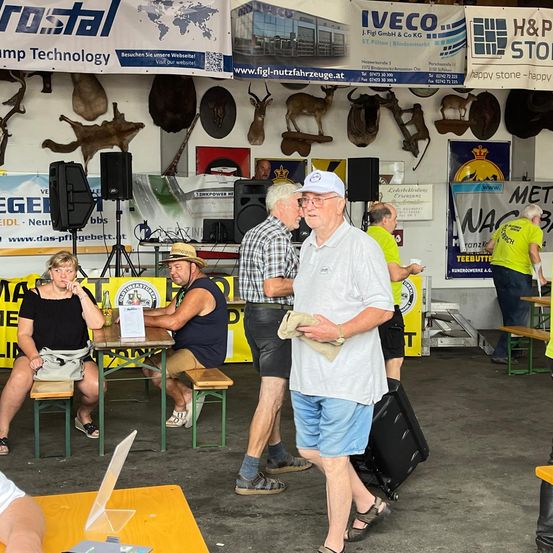 Bild enthält, Shorts, T-Shirt, Adult, Female, Person, Woman, Male, Man, Hat, People