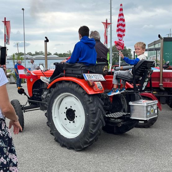 Bild enthält, Tire, Adult, Female, Person, Woman, Boy, Child, Male, Tractor, Teen