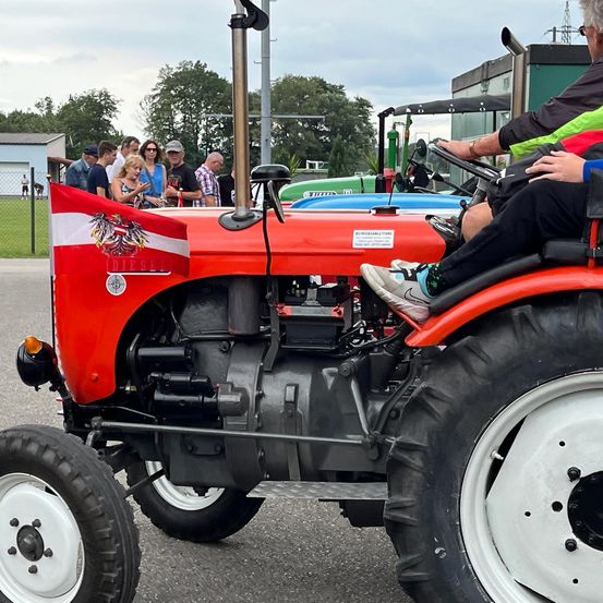 Bild enthält, Tractor, Vehicle, Person, Adult, Male, Man, Wheel, Lawn Mower, Face, Tire