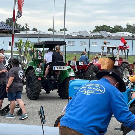 Bild enthält, Tire, Adult, Male, Man, Person, E-scooter, Wristwatch, Outdoors, Shorts, Face