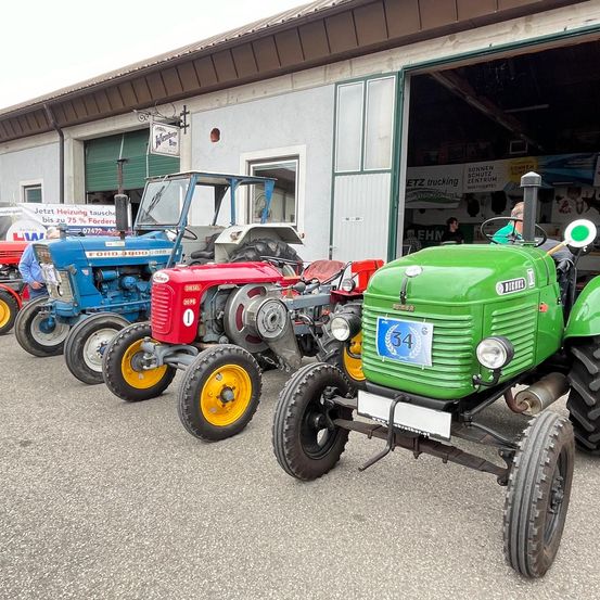 Bild enthält, Tractor, Transportation, Vehicle, Person, Clothing, Footwear, Shoe, Tire, Machine, Wheel