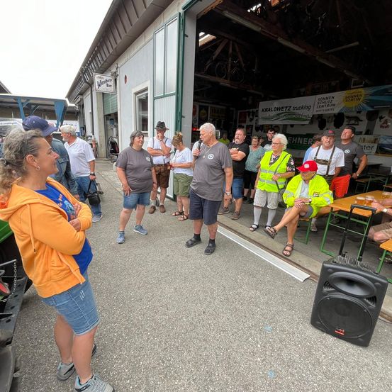 Bild enthält, Adult, Male, Man, Person, Speaker, People, Shoe, Shorts, Face, Urban