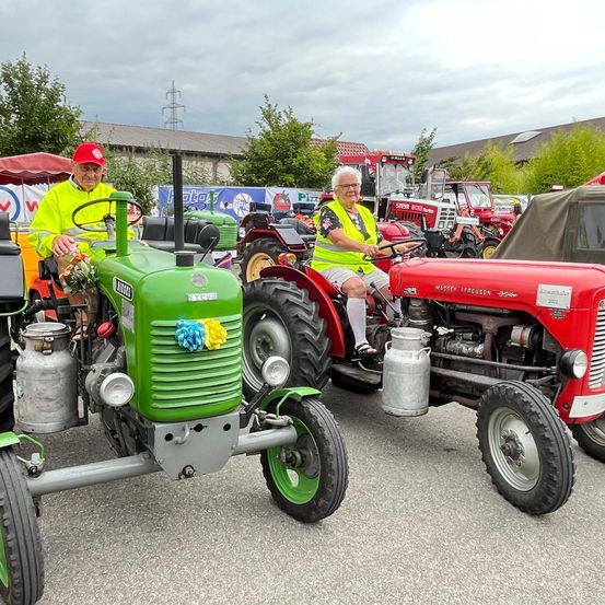 Bild enthält, Person, Worker, Baseball Cap, Hat, Machine, Wheel, Tractor, Vehicle, Accessories, Glasses