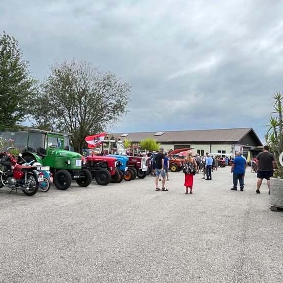 Bild enthält, Car, Car Show, Person, Wheel, Urban, Motorcycle, Shoe, People, Outdoors, City