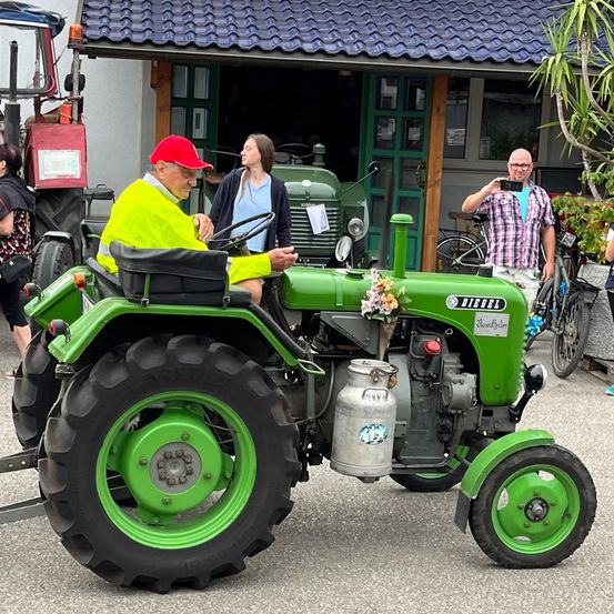 Bild enthält, Adult, Female, Person, Woman, Tractor, Tire, Male, Man, Wheel, Shoe