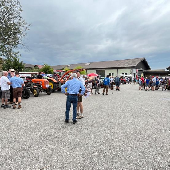 Bild enthält, People, Person, Car Show, Vehicle, Adult, Male, Man, Urban, Wheel, Shoe
