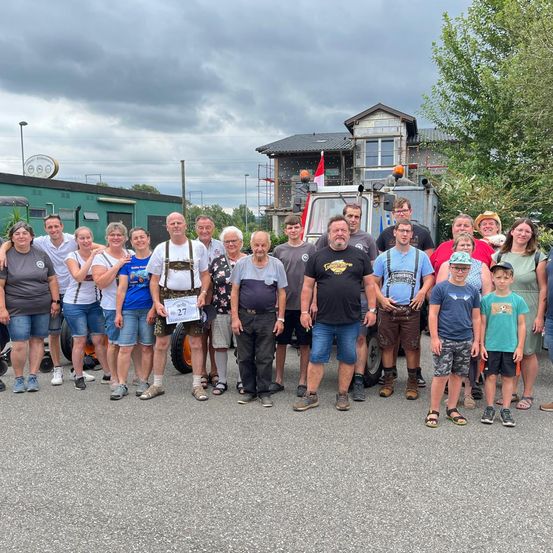 Bild enthält, People, Person, Shorts, Pants, Groupshot, Adult, Male, Man, Shoe, Outdoors