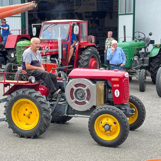 Bild enthält, Tractor, Vehicle, Adult, Male, Man, Person, Machine, Wheel, Tire, Face