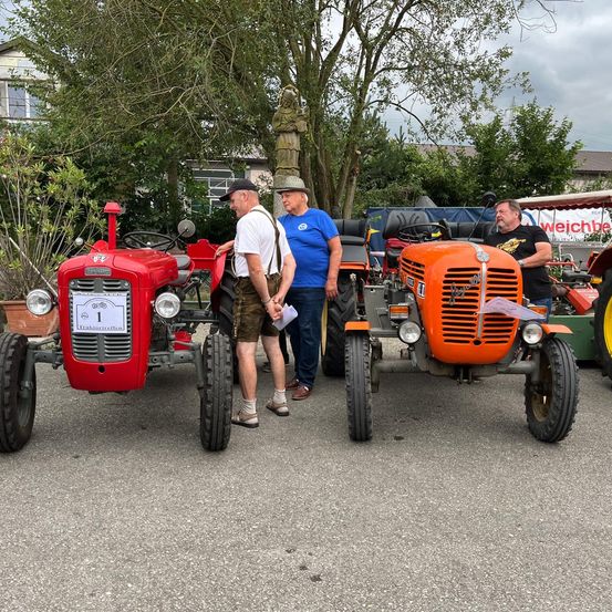 Bild enthält, Adult, Male, Man, Person, Tractor, Vehicle, Wheel, Shorts, Tire, Lawn Mower