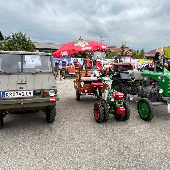 Bild enthält, Person, Wheel, License Plate, Vehicle, Soccer Ball, Tractor, Outdoors, Shoe, Motorcycle, Nature