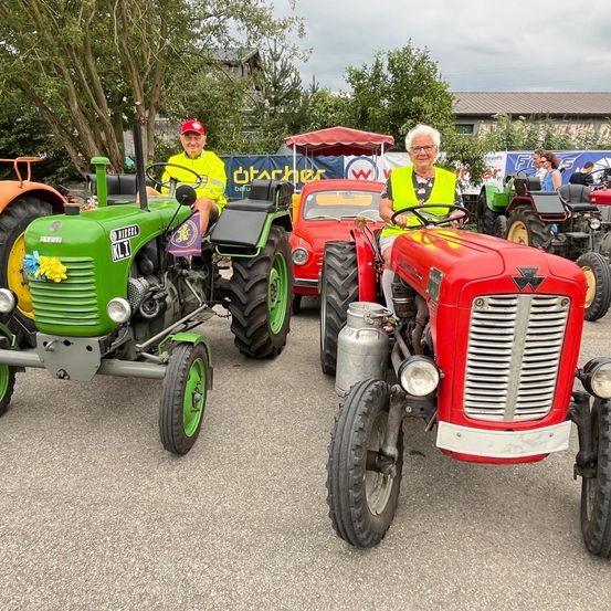 Bild enthält, Person, Shorts, Adult, Male, Man, Tractor, Glasses, Wheel, Car, Shoe