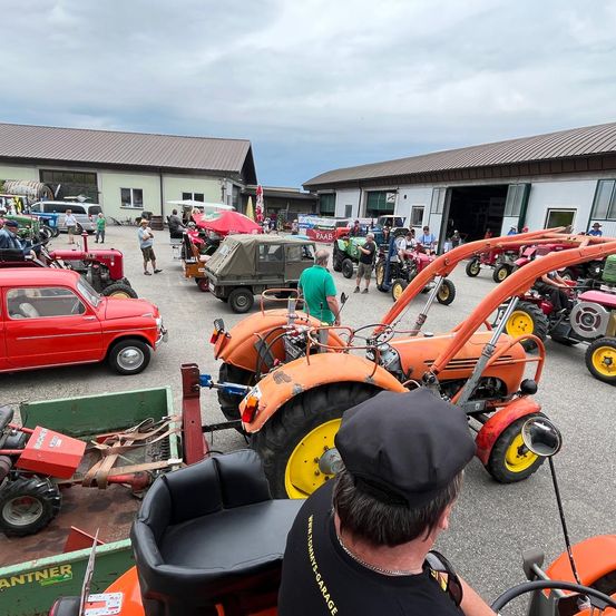 Bild enthält, Car, Car Show, Vehicle, Adult, Male, Man, Person, Machine, Wheel, Motorcycle