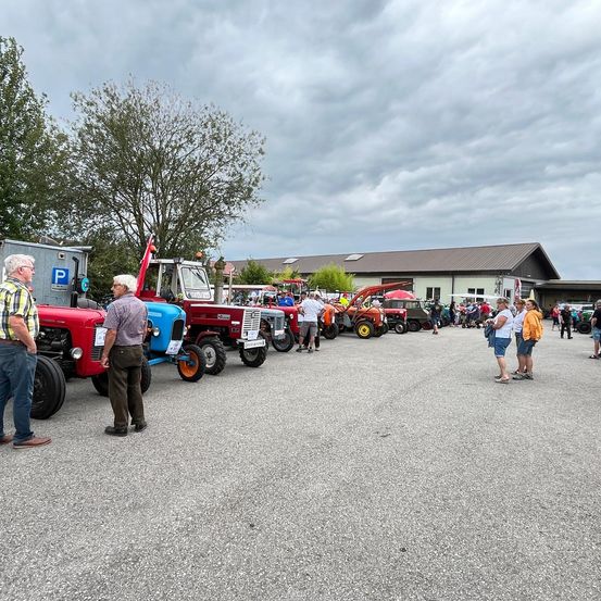 Bild enthält, Person, Machine, Wheel, Vehicle, Car, Car Show, Handbag, Shoe, Outdoors, People