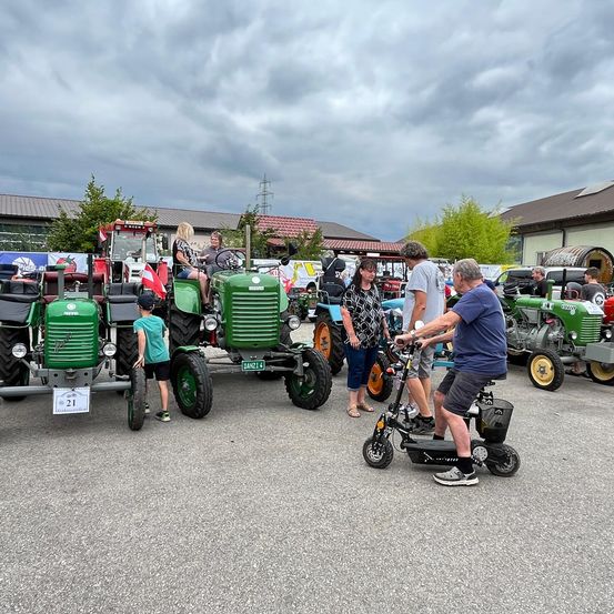 Bild enthält, E-scooter, Transportation, Vehicle, Person, Pushing, Adult, Male, Man