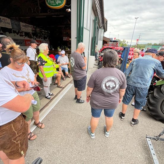 Bild enthält, Shorts, People, Person, Adult, Male, Man, Urban, Female, Woman, City