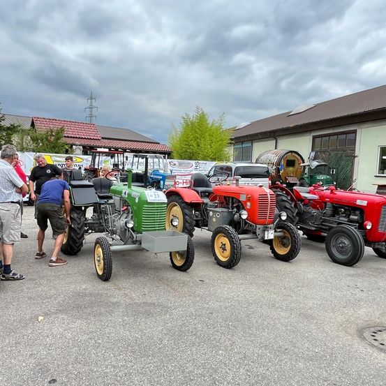 Bild enthält, Person, Footwear, Shoe, Tractor, Vehicle, Outdoors, Car, Wheel, Belt, Shorts