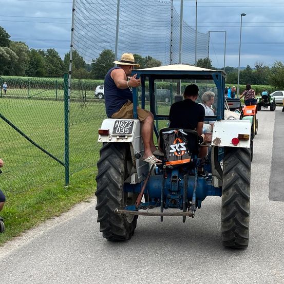 Bild enthält, Adult, Male, Man, Person, Tire, Wheel, Wristwatch, Car, Motorcycle, Glasses