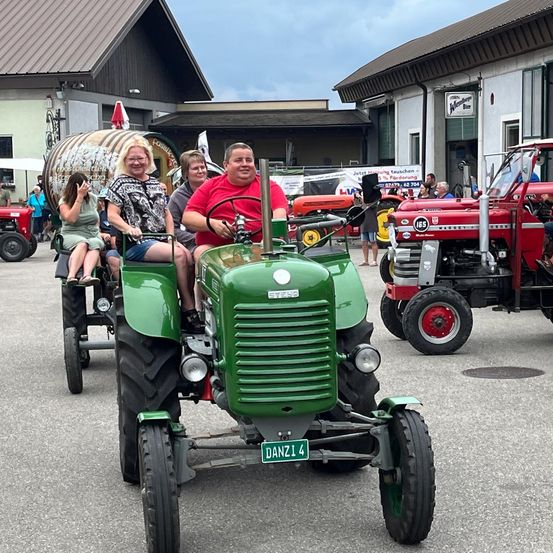 Bild enthält, Adult, Female, Person, Woman, License Plate, Vehicle, Male, Man, Tractor, Wheel
