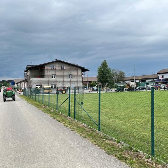 Bild enthält, Person, Car, Transportation, Vehicle, Machine, Wheel, Baseball, Baseball Game, Sport, Outdoors