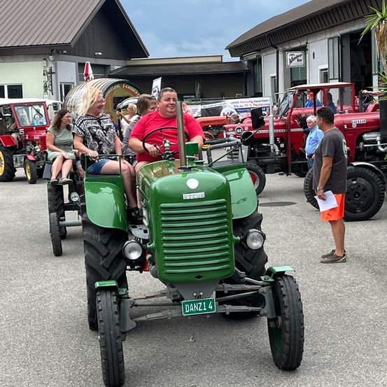 Bild enthält, Adult, Female, Person, Woman, Male, Man, License Plate, Vehicle, Tire, Wheel