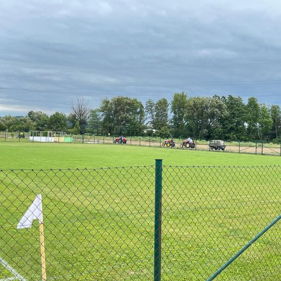 Bild enthält, Ground, Field, Baseball Game, Sport, Person, Car, Vehicle, Motorcycle, Wheel, Utility Pole