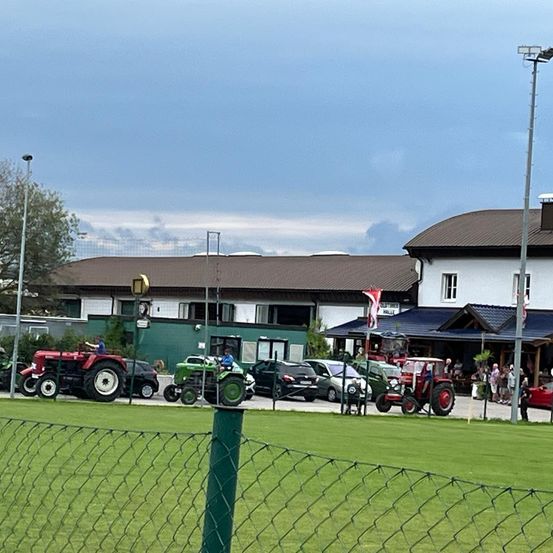 Bild enthält, Person, Grass, Plant, Machine, Wheel, Car, Transportation, Vehicle, Head