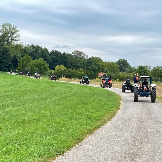 Bild enthält, Outdoors, Nature, Person, Motorcycle, Helmet, Wheel, Fun, Vacation, Car, Hat