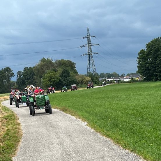 Bild enthält, Outdoors, Nature, Machine, Wheel, Person, Motorcycle, Transportation, Vehicle, Car