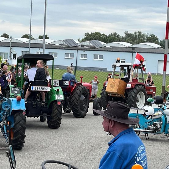 Bild enthält, Adult, Female, Person, Woman, Shelter, Wheel, Male, Man, Motorcycle, Tire