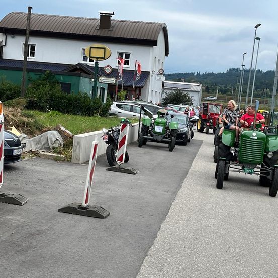 Bild enthält, Person, Fun, Road Trip, Car, Wheel, Outdoors, Worker, Road, Motorcycle, Urban