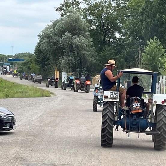 Bild enthält, Fun, Vacation, Person, Road Trip, Worker, Adult, Male, Man, Outdoors, Tire